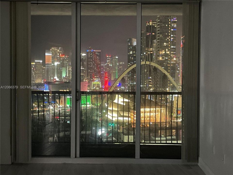 For Sale: $342,000 (1 beds, 1 baths, 821 Square Feet)