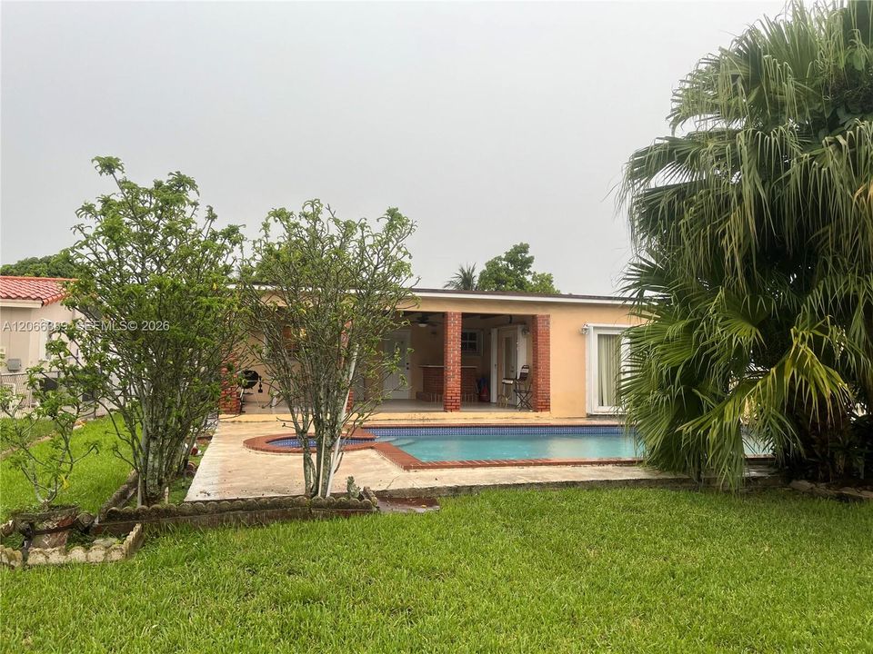 Active With Contract: $739,900 (3 beds, 2 baths, 1373 Square Feet)