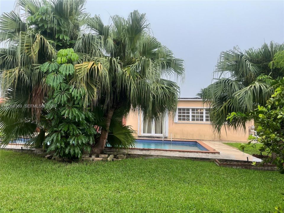 Active With Contract: $739,900 (3 beds, 2 baths, 1373 Square Feet)