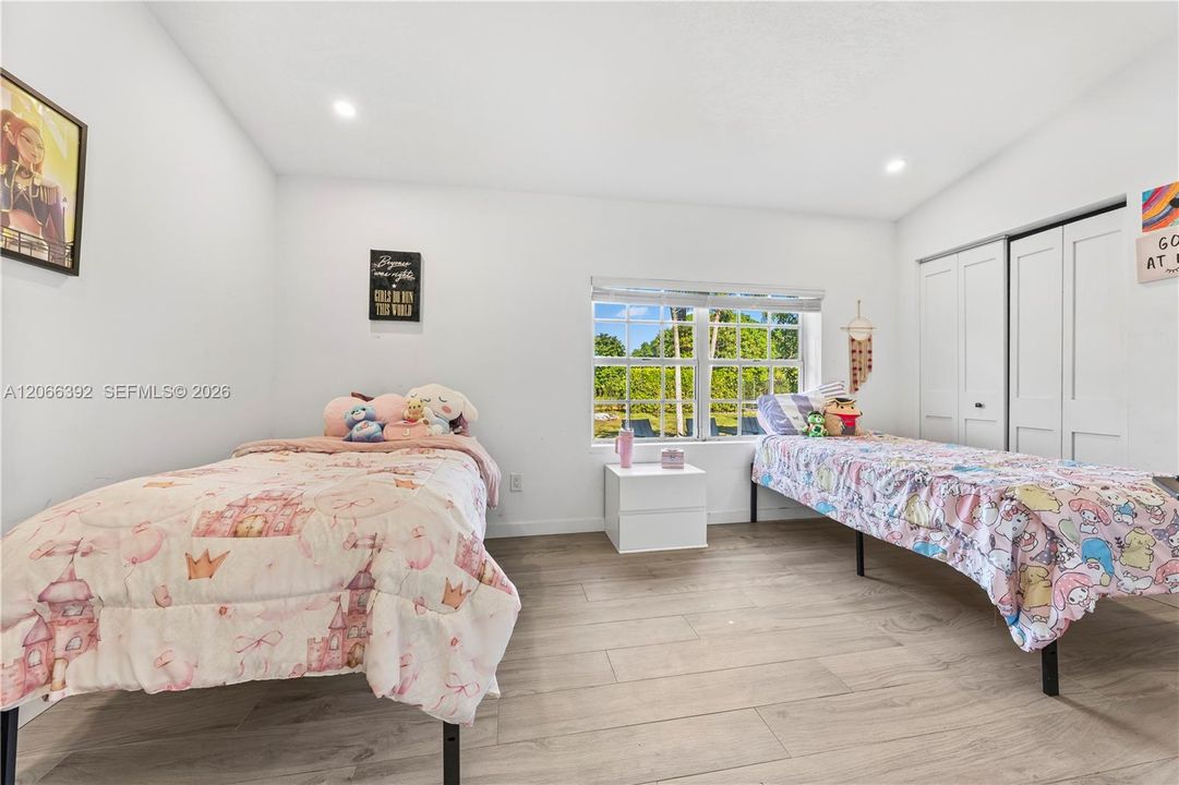 En Venta: $1,000,000 (4 camas, 3 baños, 2630 Pies cuadrados)