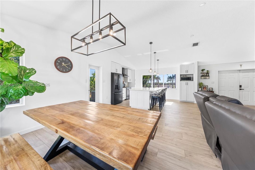 En Venta: $1,000,000 (4 camas, 3 baños, 2630 Pies cuadrados)