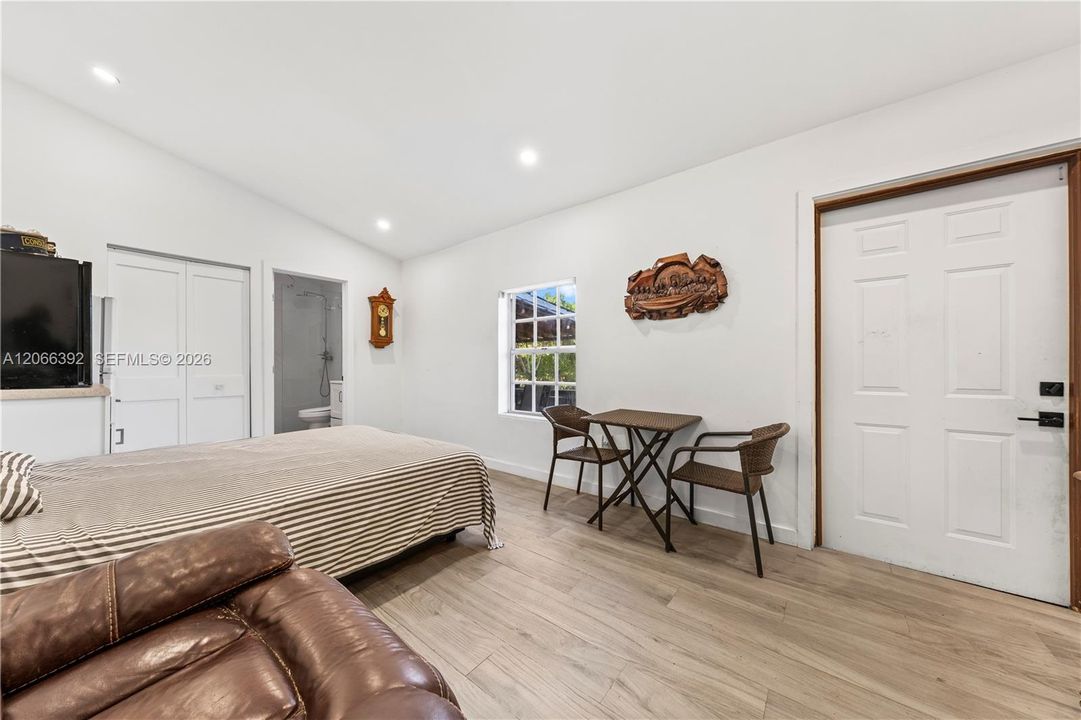 En Venta: $1,000,000 (4 camas, 3 baños, 2630 Pies cuadrados)