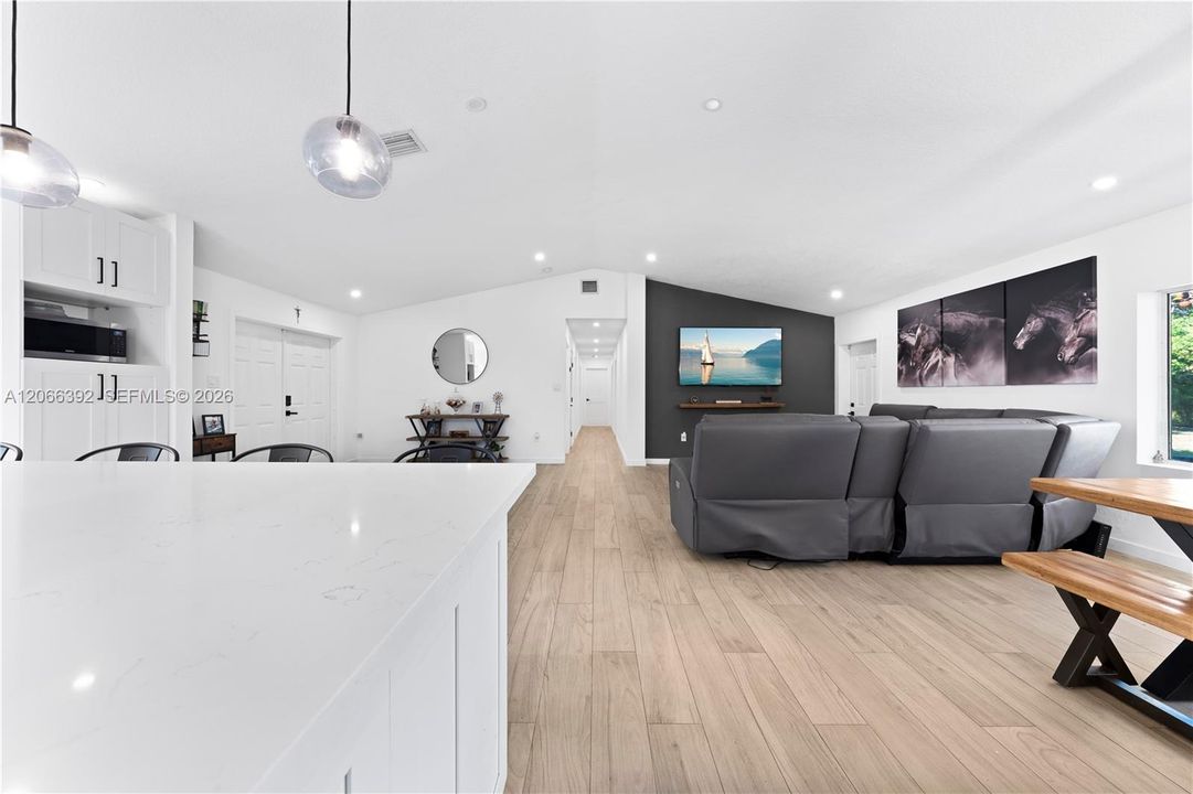En Venta: $1,000,000 (4 camas, 3 baños, 2630 Pies cuadrados)