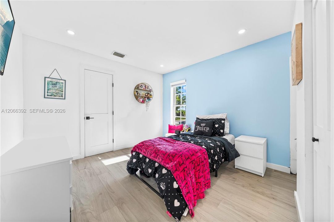En Venta: $1,000,000 (4 camas, 3 baños, 2630 Pies cuadrados)