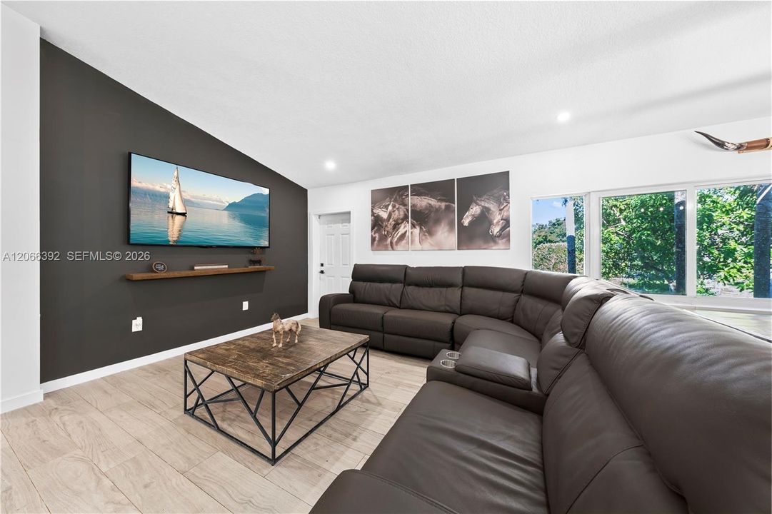 En Venta: $1,000,000 (4 camas, 3 baños, 2630 Pies cuadrados)