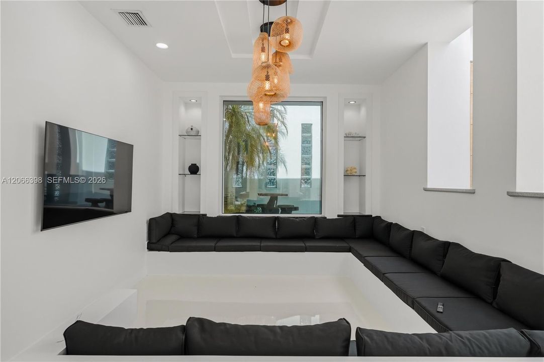 For Sale: $1,399,000 (3 beds, 2 baths, 2563 Square Feet)