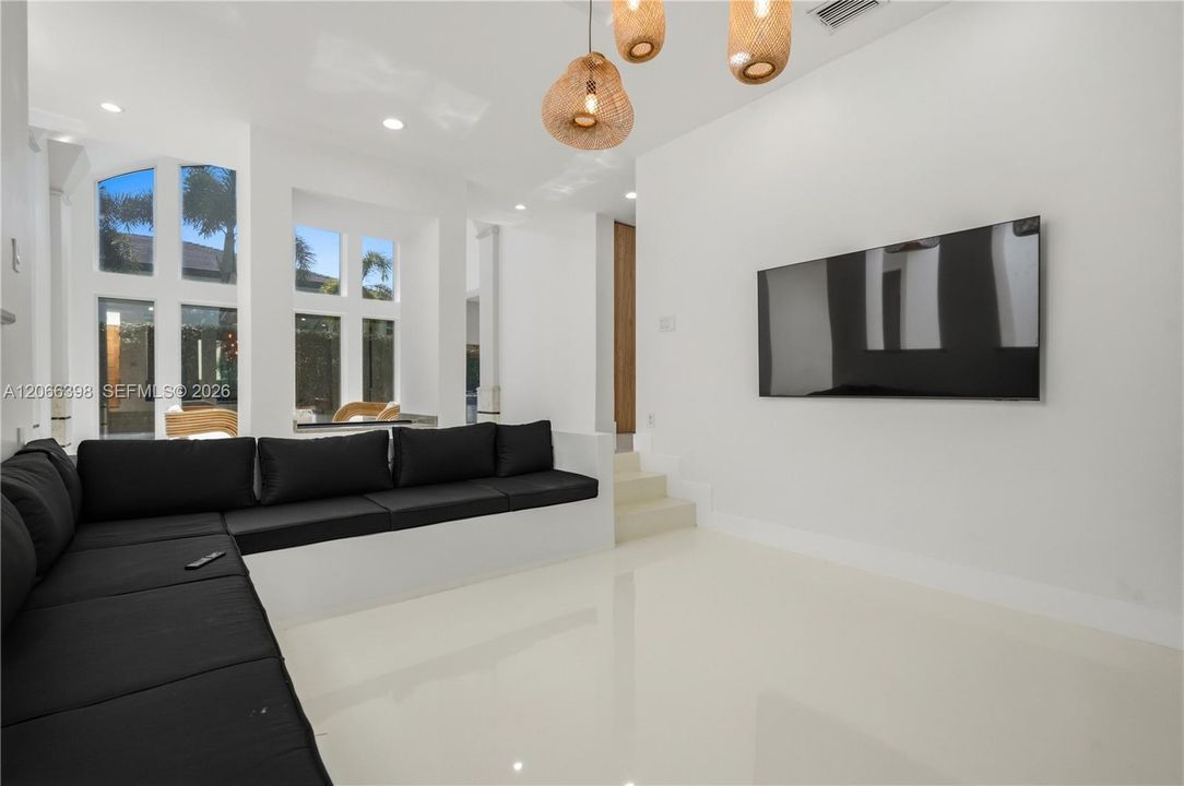 For Sale: $1,399,000 (3 beds, 2 baths, 2563 Square Feet)