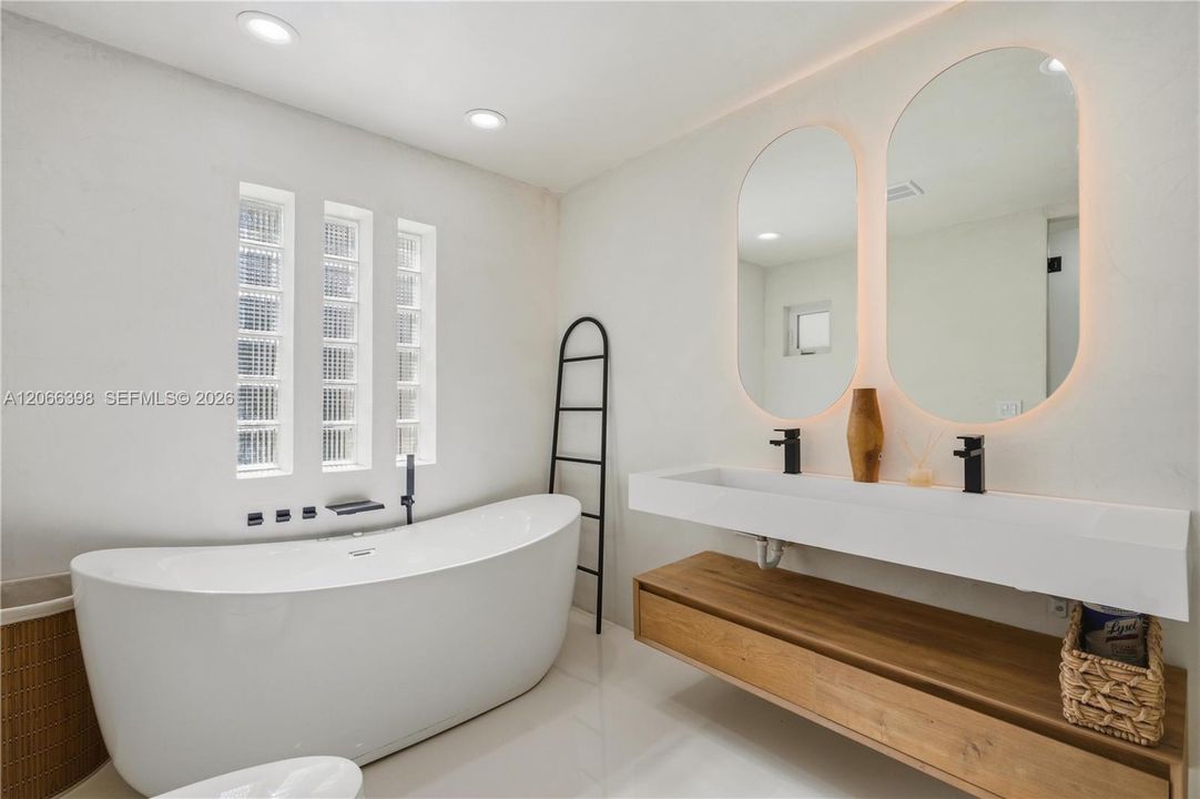 For Sale: $1,399,000 (3 beds, 2 baths, 2563 Square Feet)