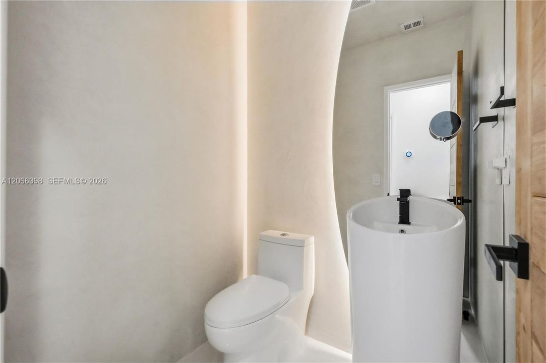 For Sale: $1,399,000 (3 beds, 2 baths, 2563 Square Feet)