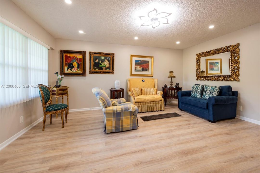For Sale: $169,900 (2 beds, 1 baths, 953 Square Feet)