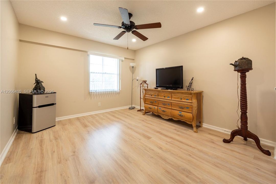 For Sale: $169,900 (2 beds, 1 baths, 953 Square Feet)