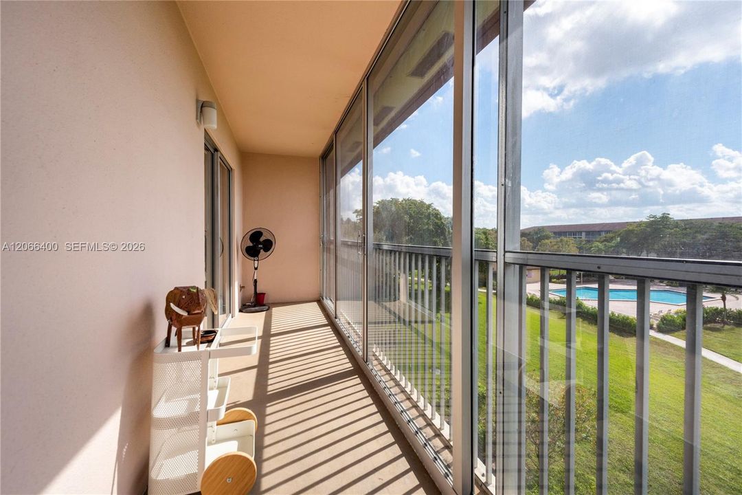 For Sale: $169,900 (2 beds, 1 baths, 953 Square Feet)