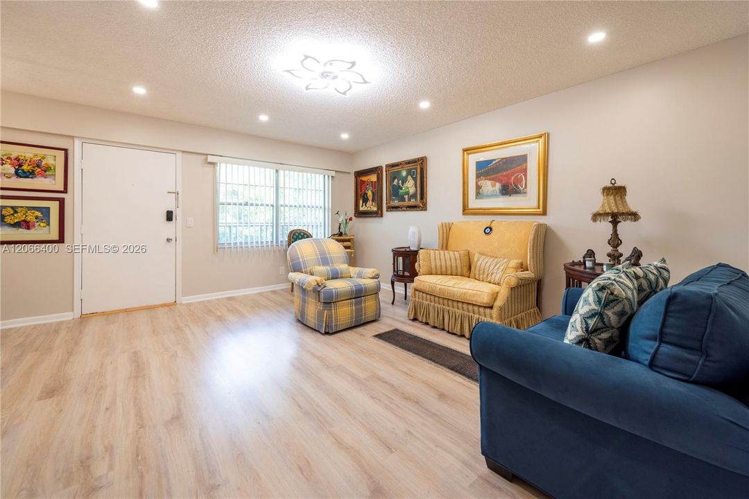 For Sale: $169,900 (2 beds, 1 baths, 953 Square Feet)