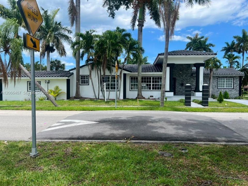 For Rent: $5,000 (3 beds, 2 baths, 2219 Square Feet)