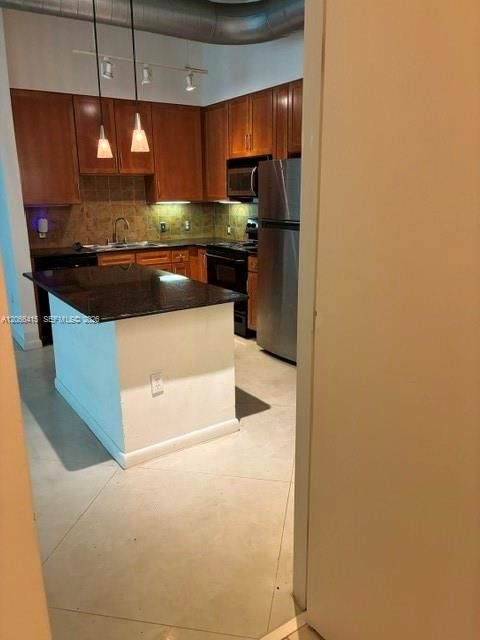 Active With Contract: $2,295 (1 beds, 1 baths, 709 Square Feet)
