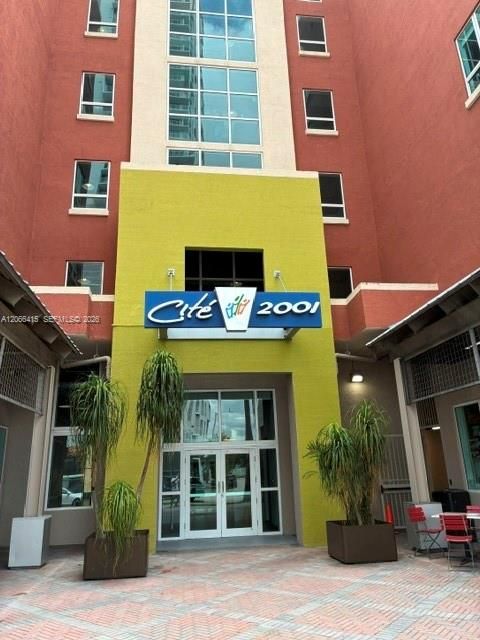 Active With Contract: $2,295 (1 beds, 1 baths, 709 Square Feet)