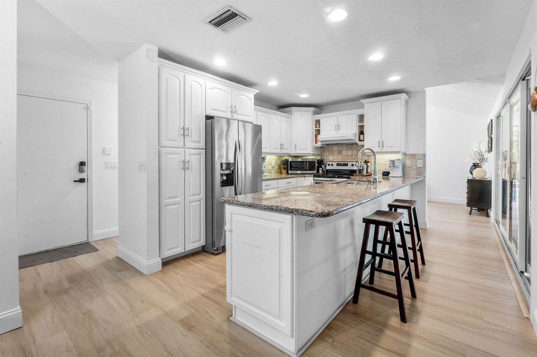 Kitchen w Island & Breakfast Ba