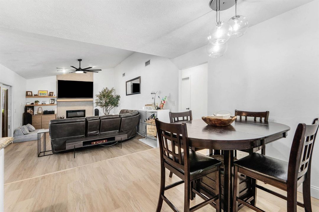 family room. / dining area