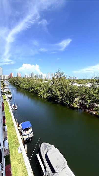 Active With Contract: $1,850 (1 beds, 1 baths, 865 Square Feet)