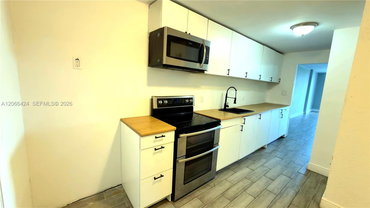 Active With Contract: $1,850 (1 beds, 1 baths, 865 Square Feet)