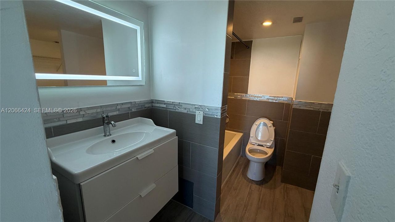 Active With Contract: $1,850 (1 beds, 1 baths, 865 Square Feet)