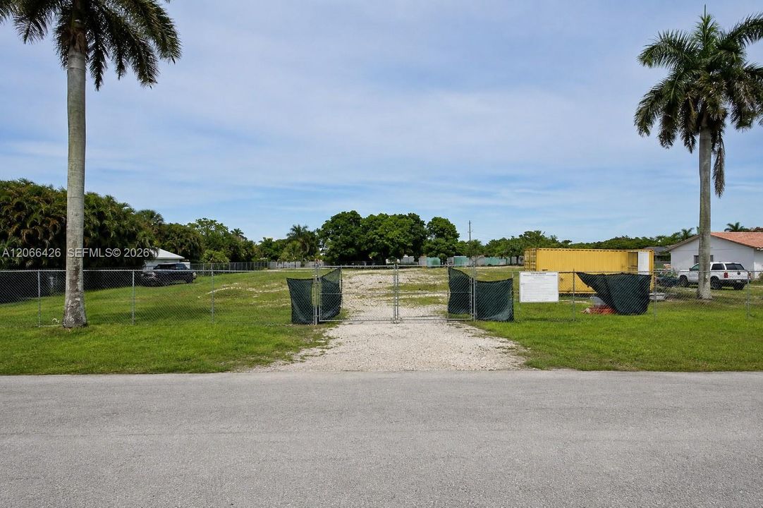For Sale: $1,160,000 (1.25 acres)