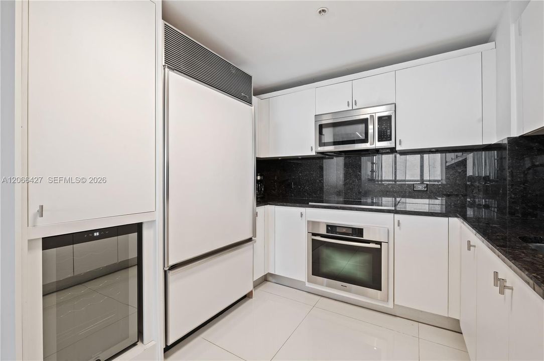 For Sale: $2,995,000 (3 beds, 3 baths, 2050 Square Feet)