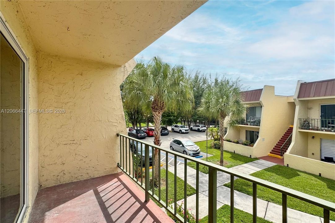For Rent: $2,350 (2 beds, 2 baths, 1022 Square Feet)
