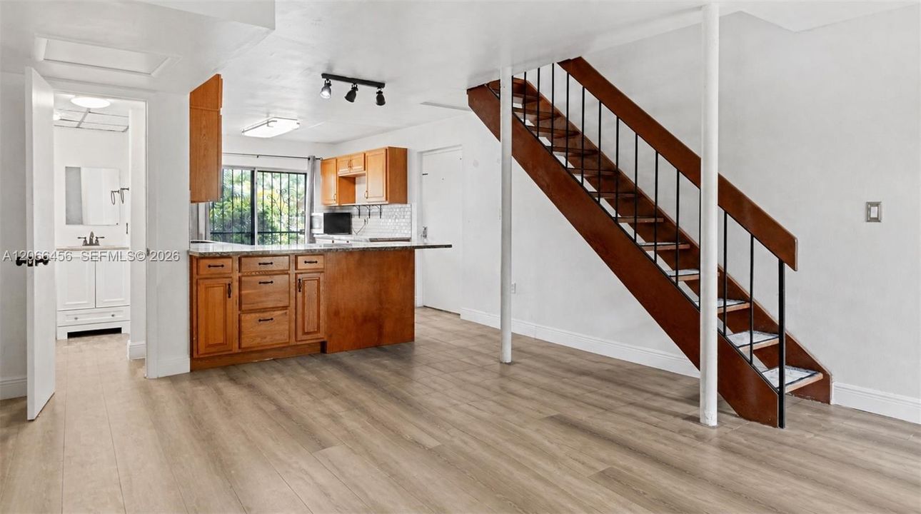 For Sale: $315,000 (2 beds, 1 baths, 954 Square Feet)