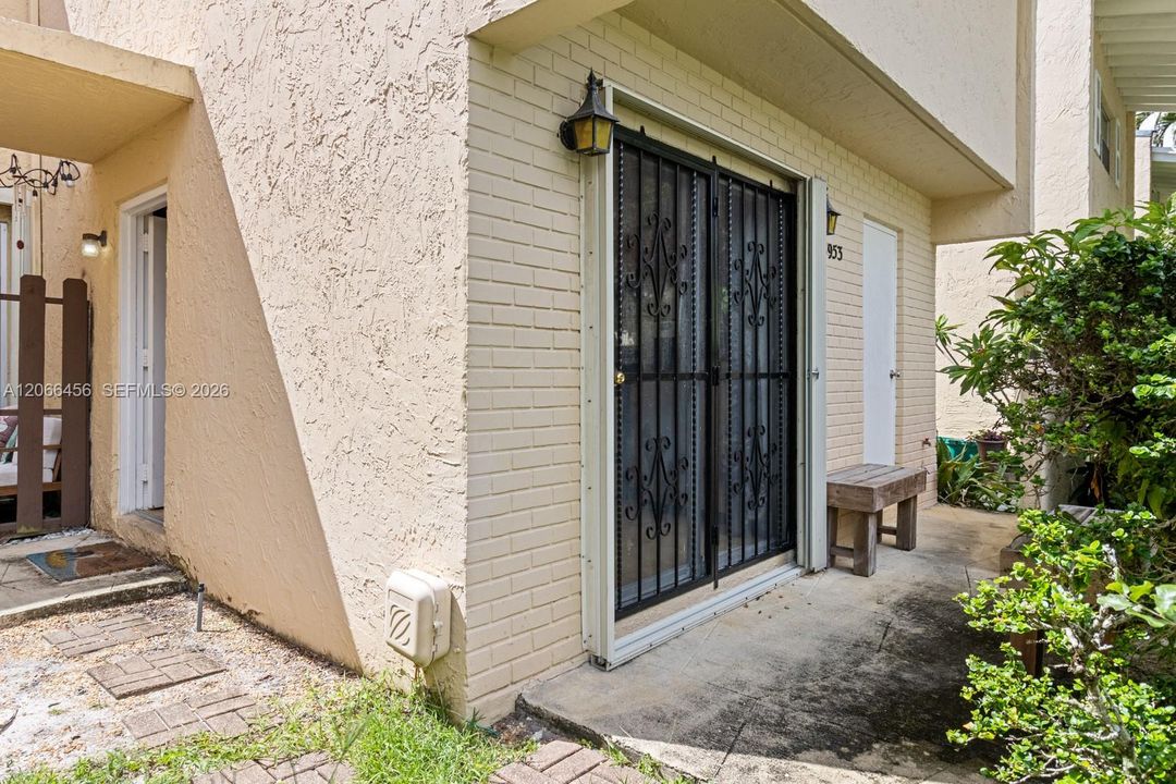 For Sale: $315,000 (2 beds, 1 baths, 954 Square Feet)