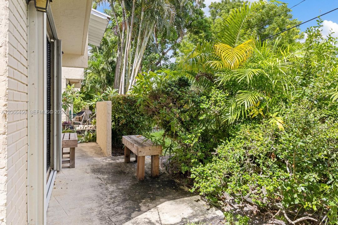 For Sale: $315,000 (2 beds, 1 baths, 954 Square Feet)