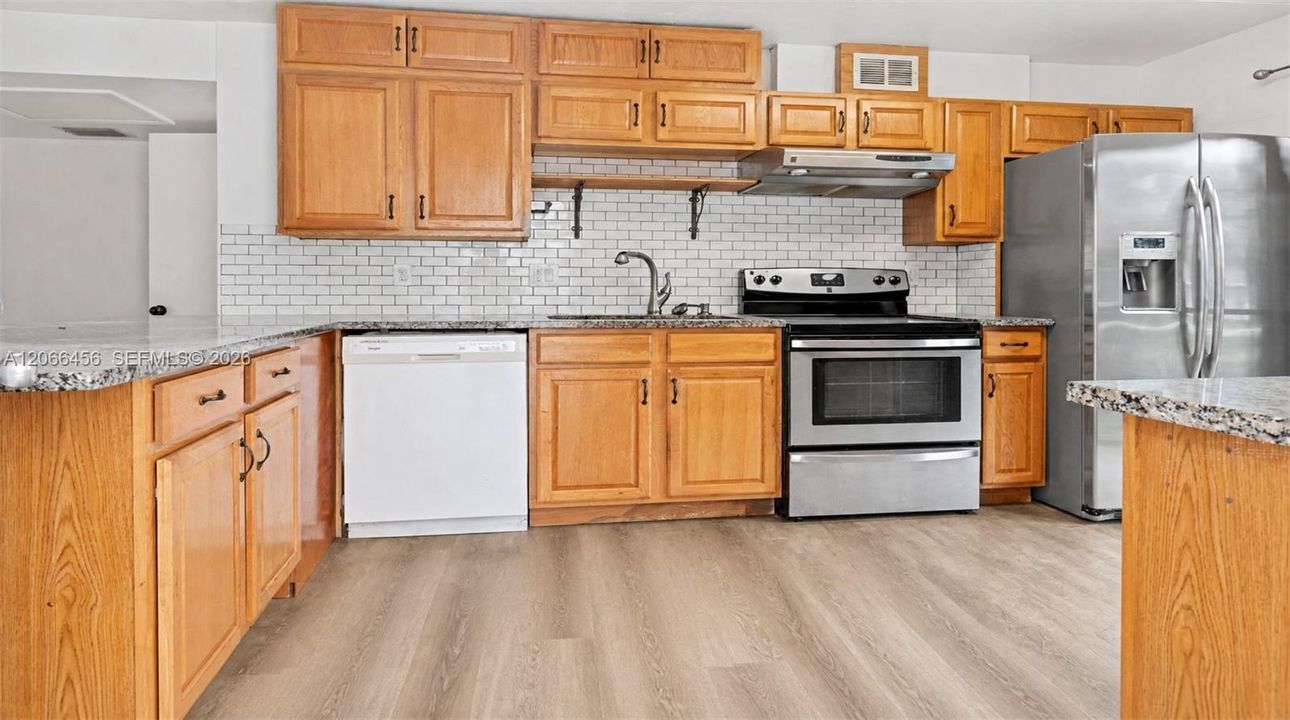 For Sale: $315,000 (2 beds, 1 baths, 954 Square Feet)