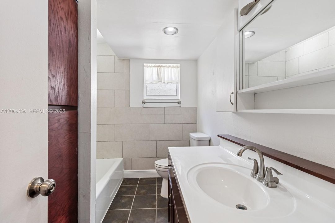 For Sale: $315,000 (2 beds, 1 baths, 954 Square Feet)
