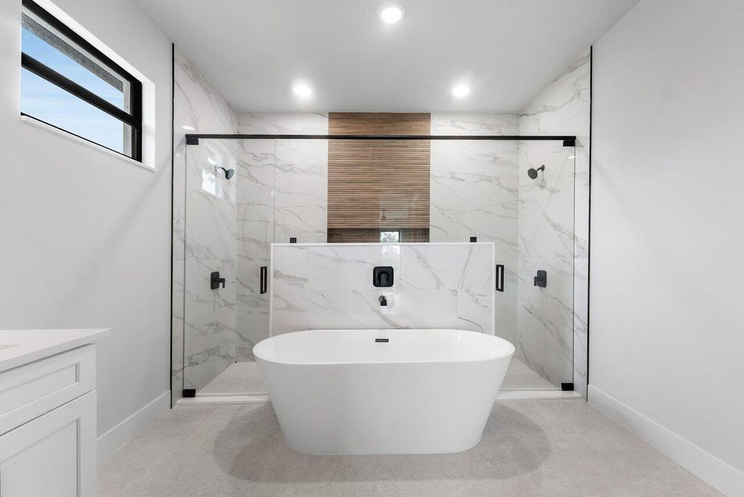 Master Bathroom tub