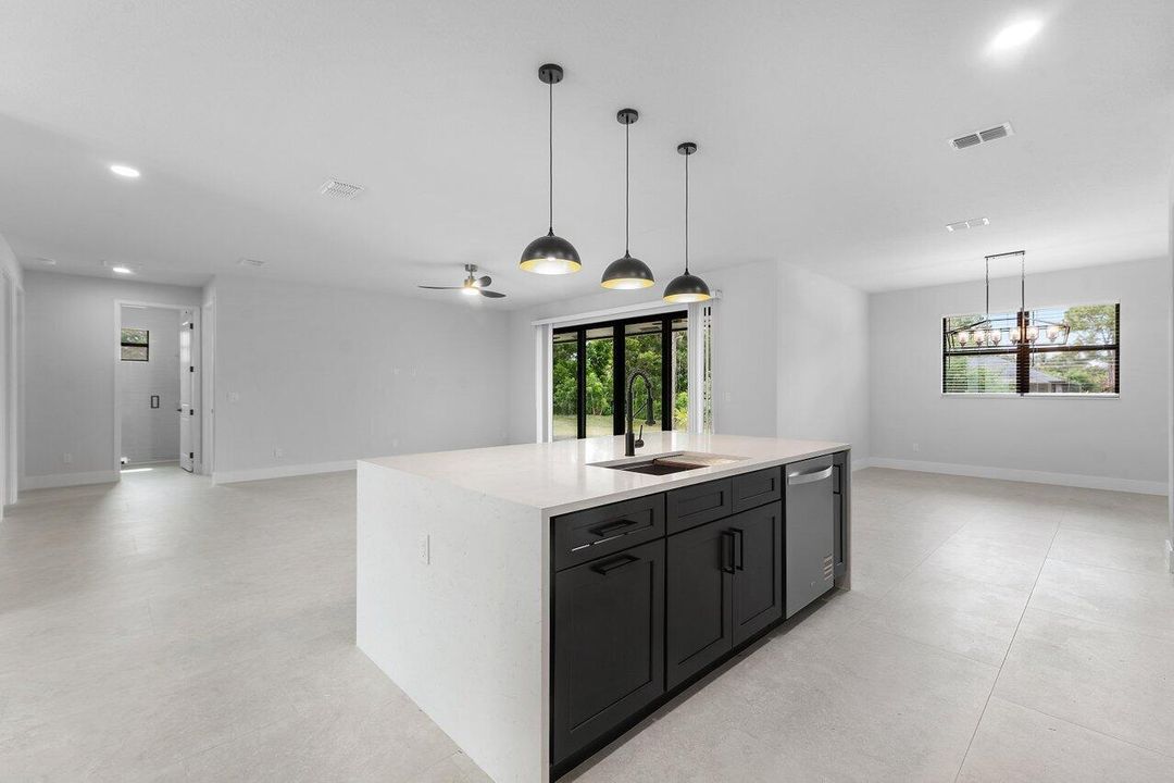 Kitchen & Dining