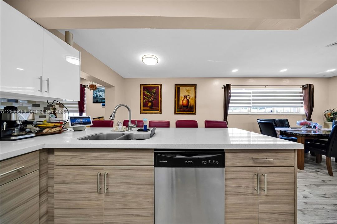 Active With Contract: $514,900 (4 beds, 2 baths, 1976 Square Feet)