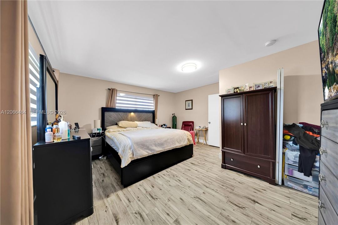Active With Contract: $514,900 (4 beds, 2 baths, 1976 Square Feet)