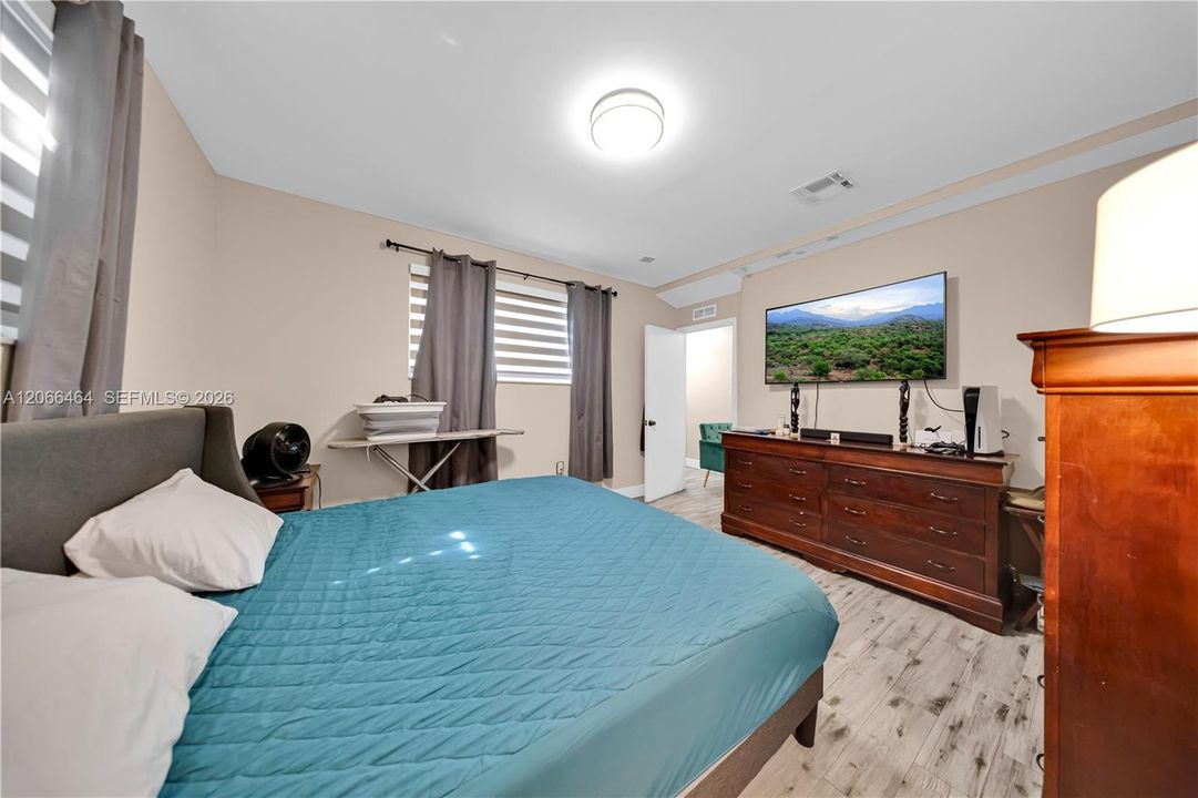Active With Contract: $514,900 (4 beds, 2 baths, 1976 Square Feet)