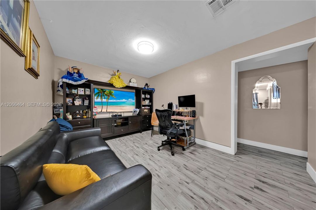 Active With Contract: $514,900 (4 beds, 2 baths, 1976 Square Feet)