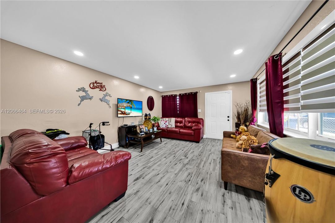 Active With Contract: $514,900 (4 beds, 2 baths, 1976 Square Feet)