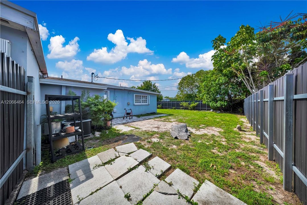 Active With Contract: $514,900 (4 beds, 2 baths, 1976 Square Feet)