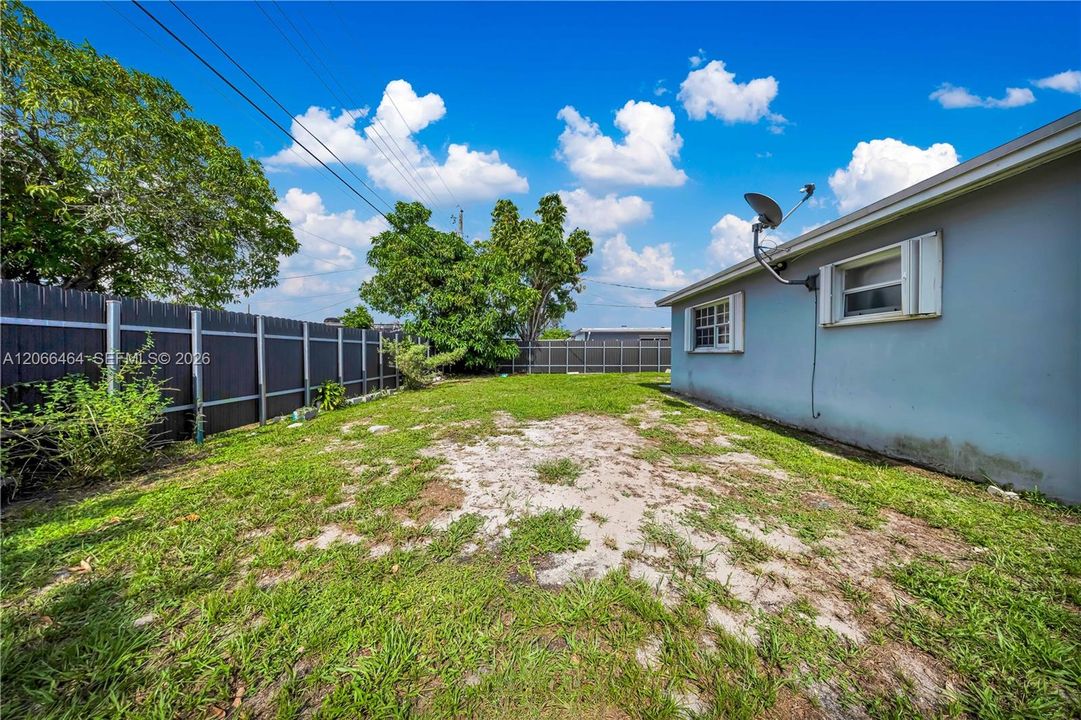 Active With Contract: $514,900 (4 beds, 2 baths, 1976 Square Feet)