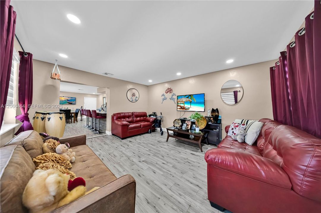 Active With Contract: $514,900 (4 beds, 2 baths, 1976 Square Feet)