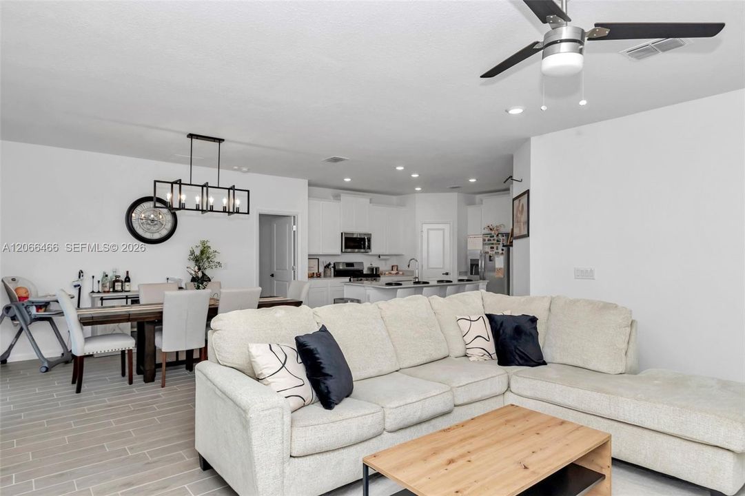 For Sale: $317,999 (3 beds, 2 baths, 1548 Square Feet)