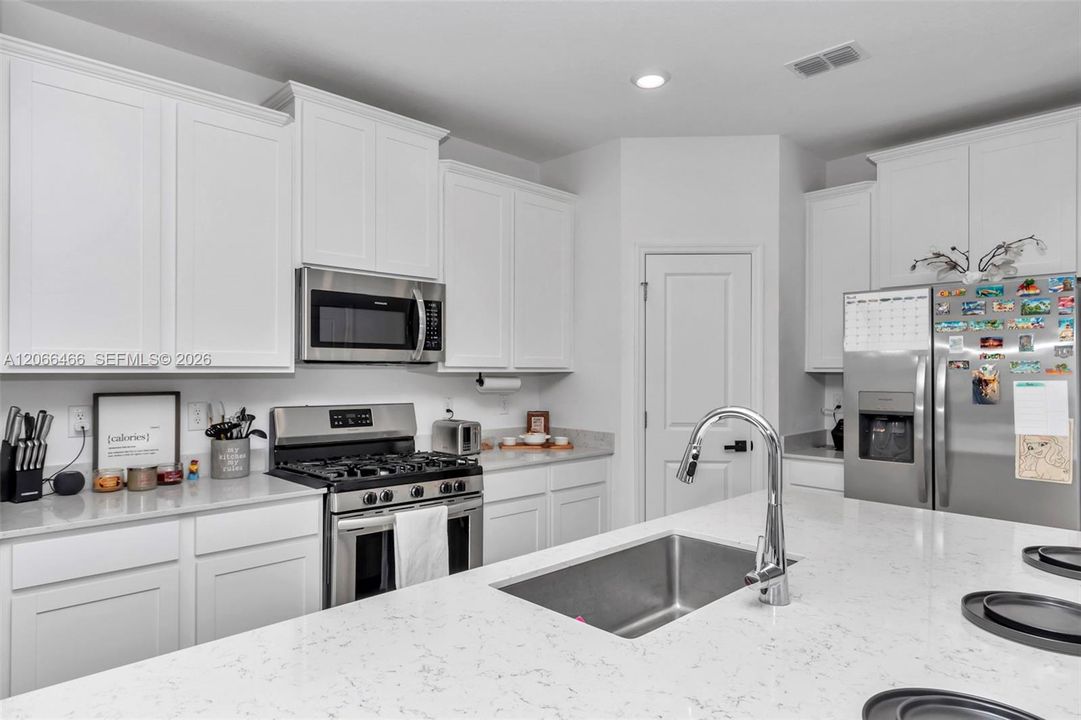 For Sale: $317,999 (3 beds, 2 baths, 1548 Square Feet)