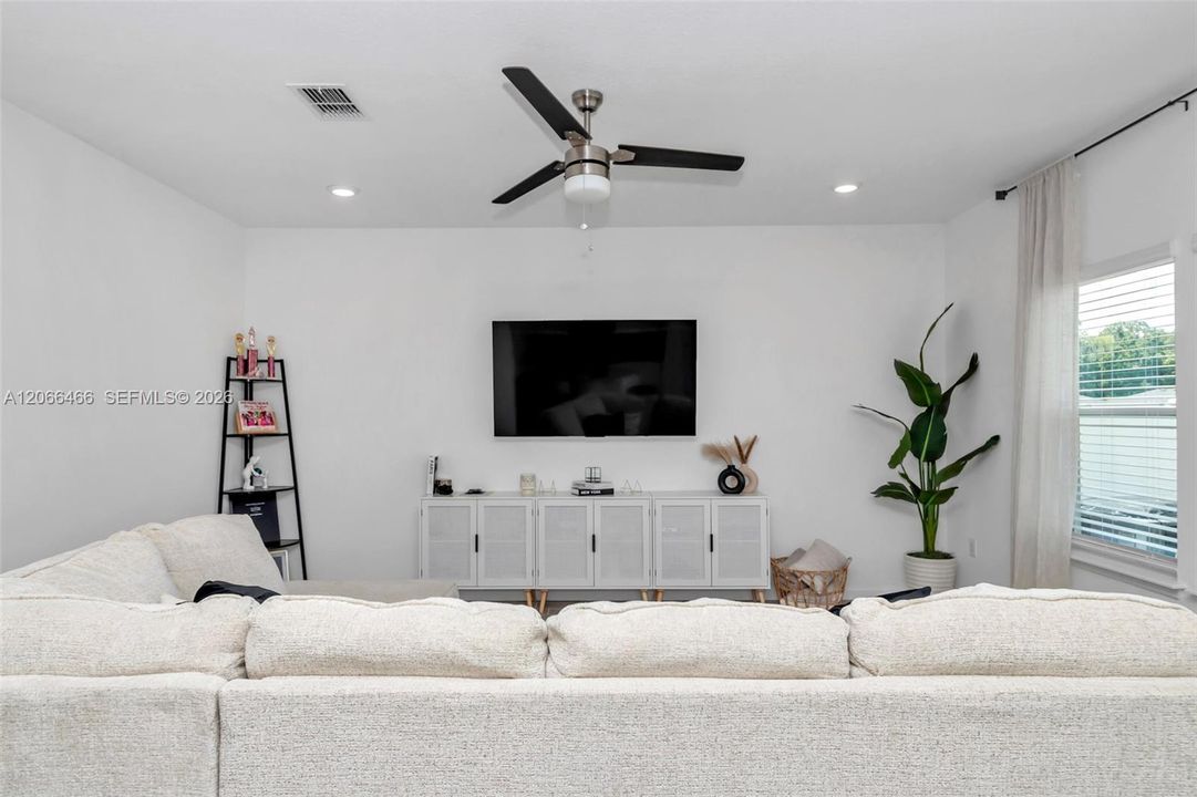 For Sale: $317,999 (3 beds, 2 baths, 1548 Square Feet)