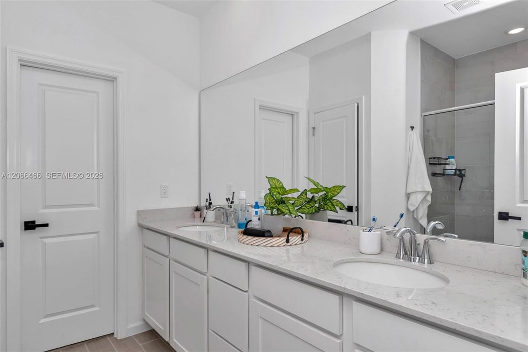 For Sale: $317,999 (3 beds, 2 baths, 1548 Square Feet)