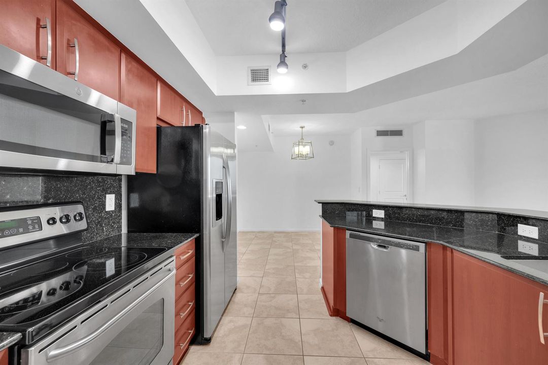 12 - 403 S Sapodilla 612