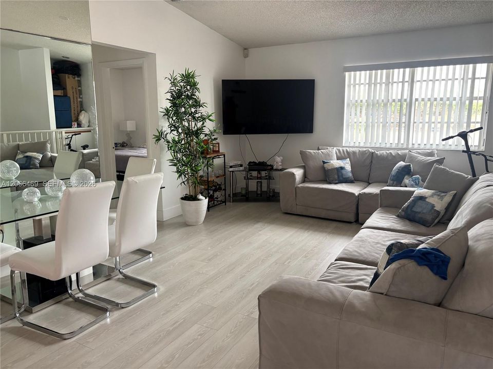 For Sale: $347,000 (2 beds, 2 baths, 1020 Square Feet)