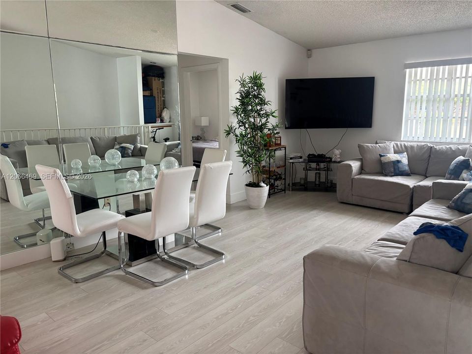For Sale: $347,000 (2 beds, 2 baths, 1020 Square Feet)